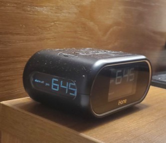 16. "Questa sveglia ha un display laterale, quindi non deve essere necessariamente girata per vedere l'ora"