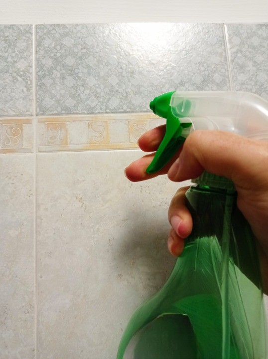 6. Spray pour les carrelages et la douches