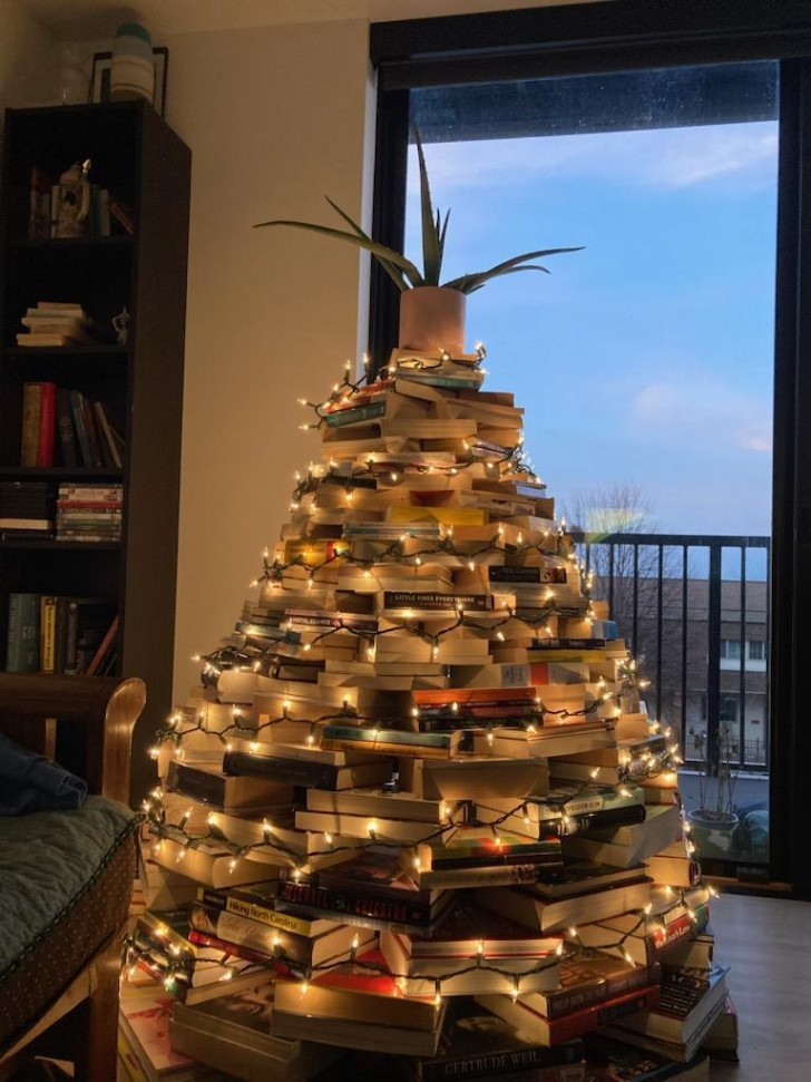 9. Albero di Natale fatto con i libri: di sicuro una trovata creativa