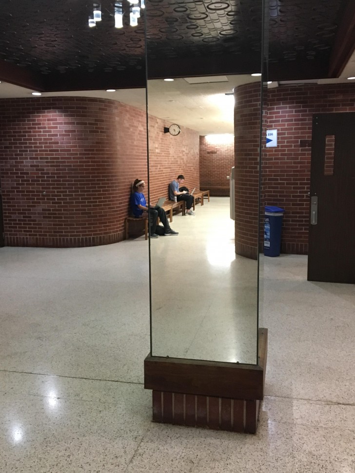 15. "Cette colonne en miroir dans un édifice du campus de mon université semble transparente lorsque l'on regarde dans les couloirs"