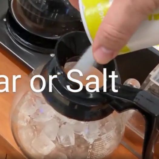 9. Eis und Zucker oder Salz zum Entfernen von Flecken
