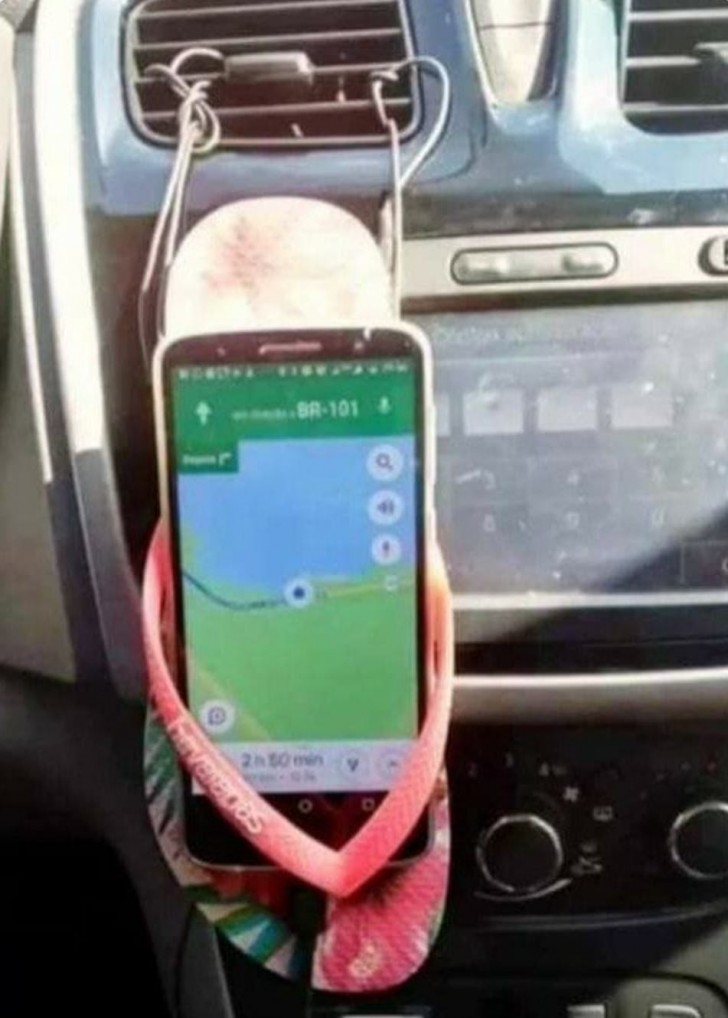 17. Een alternatieve manier om je smartphone in de auto te houden