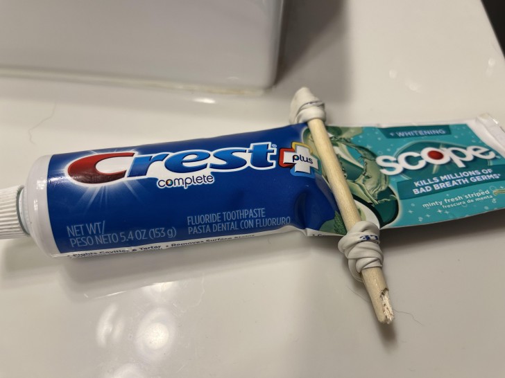 6. Een stokje en een tube tandpasta