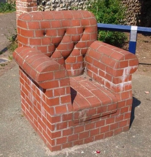 15. Un fauteuil en briques ?