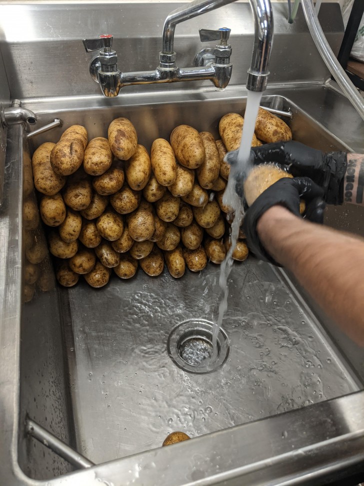 16. Een grote hoeveelheid aardappelen