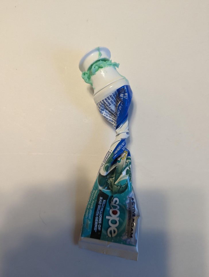 6. Eine gut ausgedrückte Zahnpastatube: Ich frage mich, ob sie es geschafft haben, auch den letzten Tropfen zu verwenden.