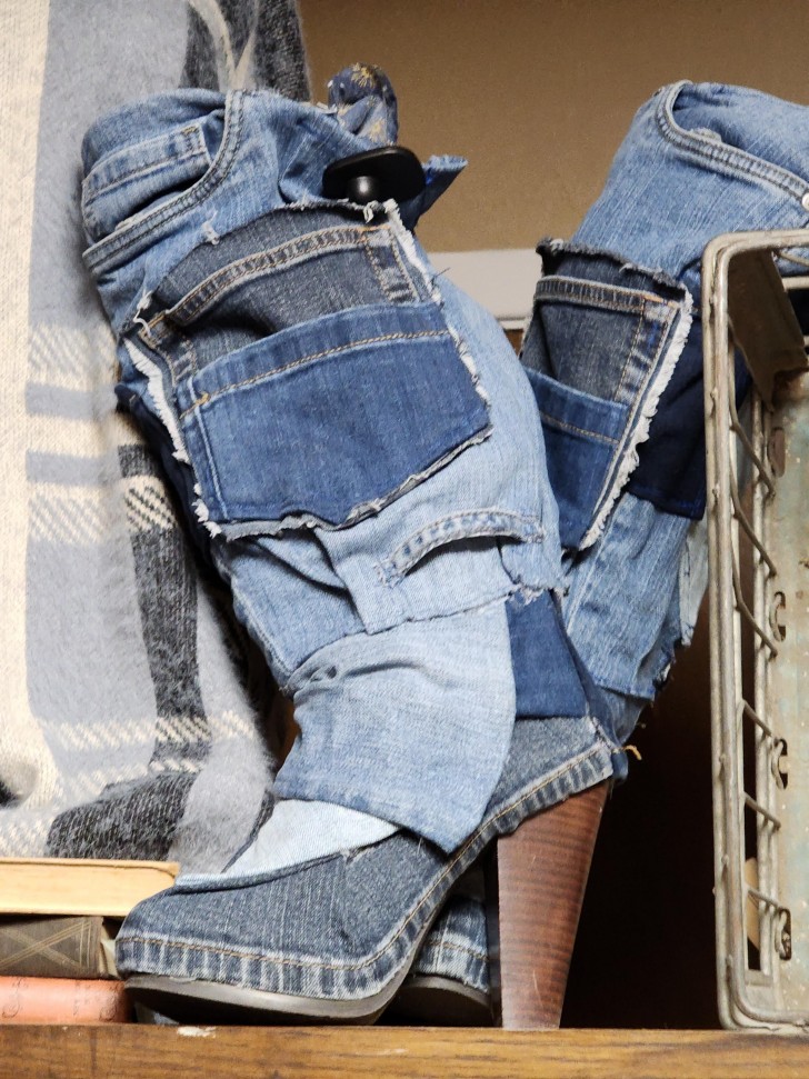 5. "Stivali di jeans avvistati in un negozio vintage in Texas"