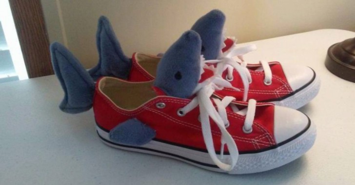 5. Le scarpe-squalo fai da te