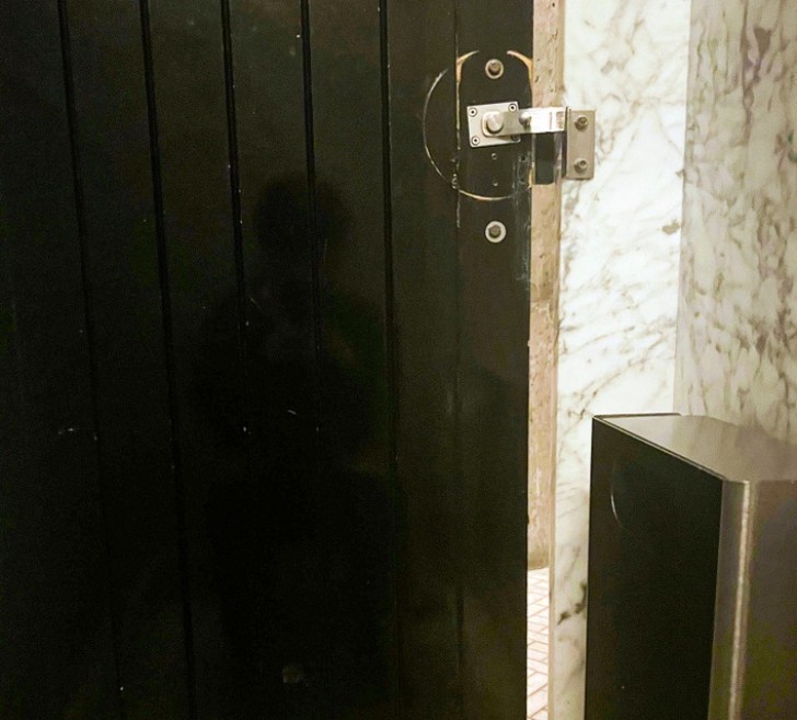 15. In questo bagno non c'è abbastanza privacy: di solito è un luogo in cui stare soli