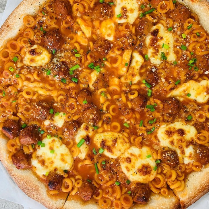 7. Pizza met pasta: misschien een wat gewaagde combinatie