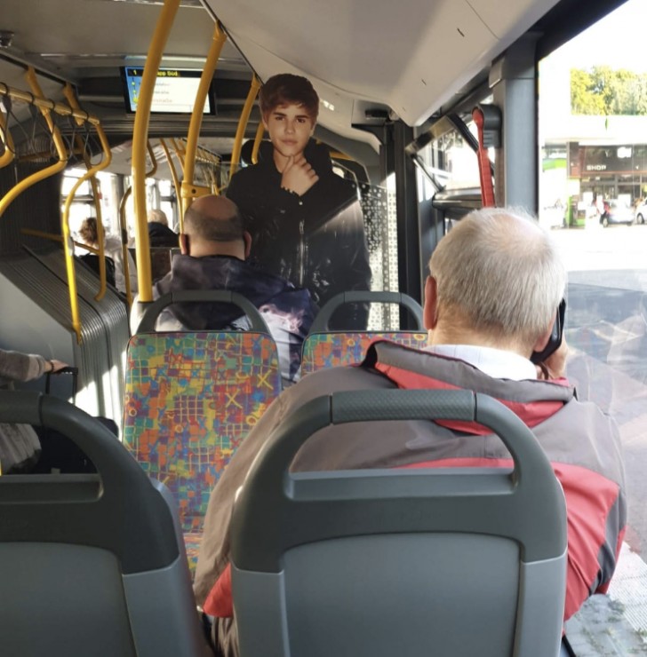 9. "Pourquoi transporter une silhouette en carton géante dans le bus ?