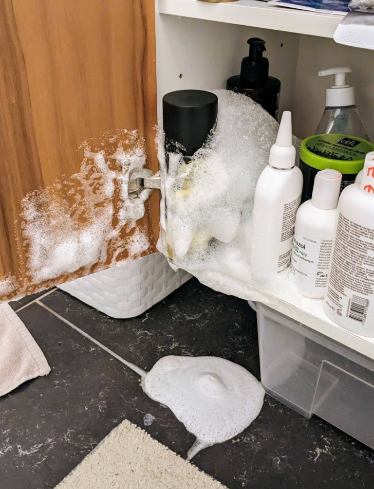 8. "Flaskan med raklödder exploderade i badrumsskåpet"