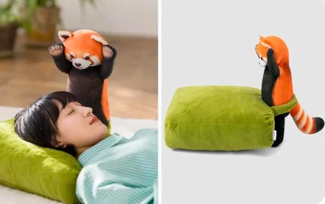 1. Un oreiller avec un panda rouge qui vous protège