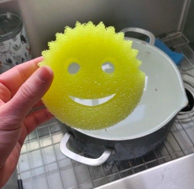 9. Une éponge qui vous fait faire la vaisselle avec le sourire