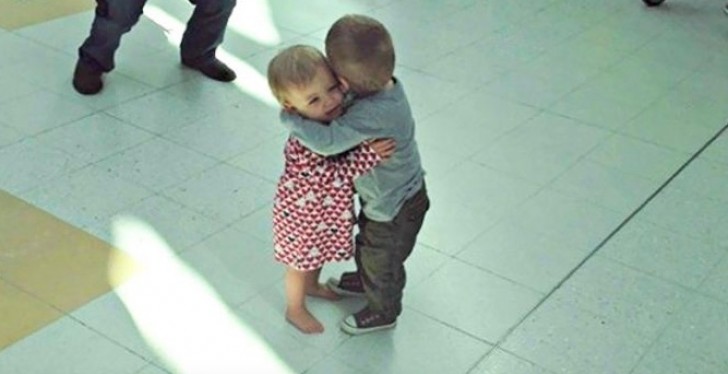 16. "Questi 2 bambini piccoli che non si conoscevano si sono abbracciati all'aeroporto"