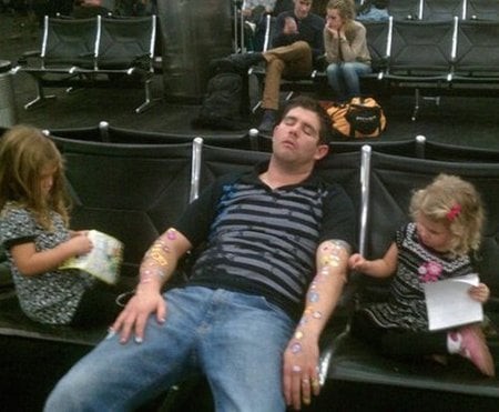 9. "La raison pour laquelle il ne faut pas s'endormir dans les aéroports quand on voyage avec des enfants"