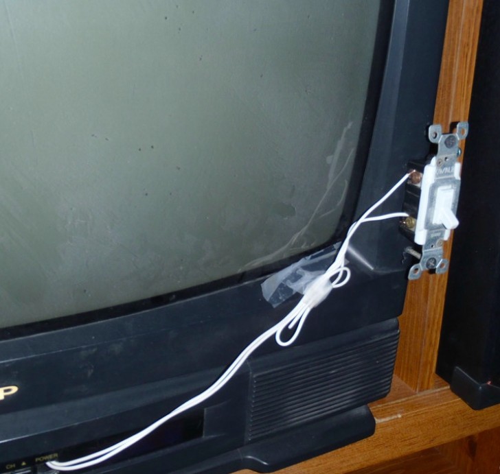 15. “De aan/uit-knop op de tv is kapot gegaan. Zo heeft mijn vader het opgelost"