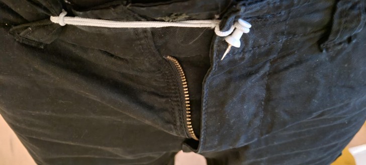 3. "Ik heb de rits en de knoop van mijn broek gerepareerd: die gingen kapot tijdens het werk"