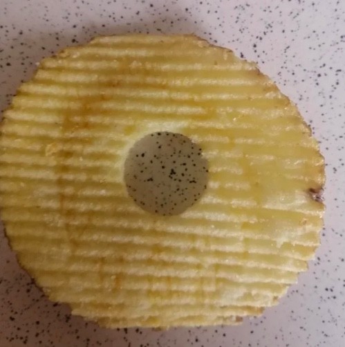 16. "Questa chips di patata ha un buco perfetto al centro"