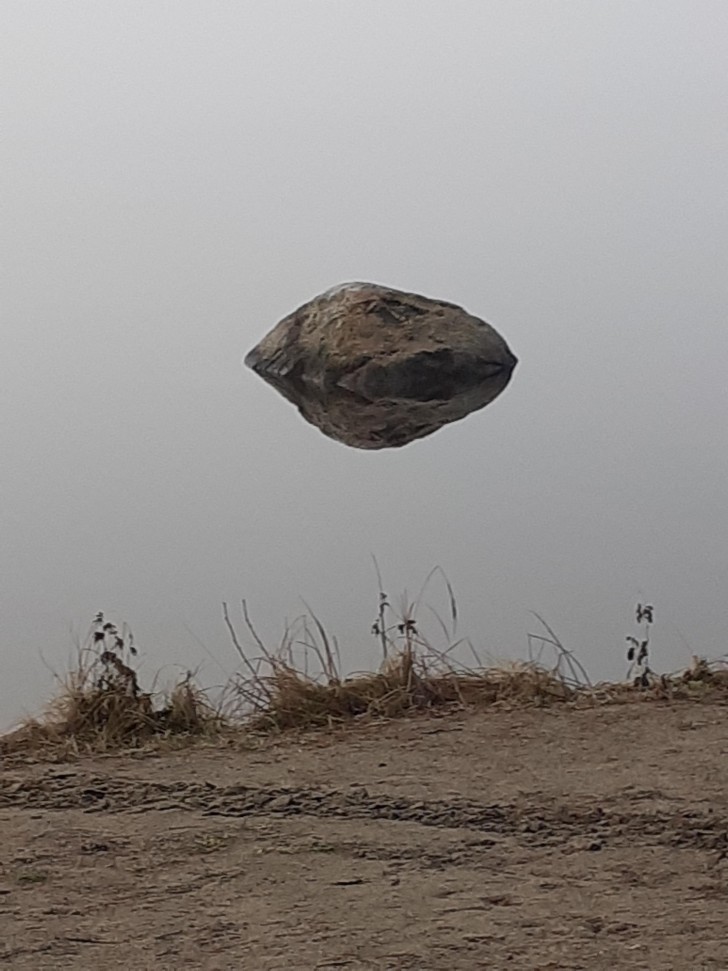 12. "De rots zweeft niet, hij weerkaatst gewoon in het water dat je door de mist niet kunt zien"