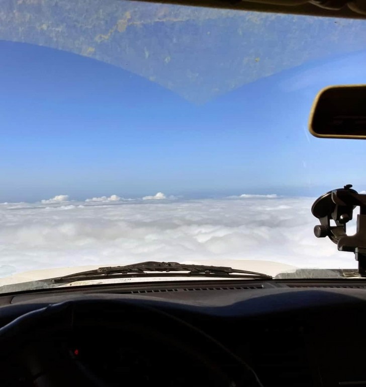 3. "Utsikten från bilen uppe på bergets topp: det ser ut som att jag flyger"