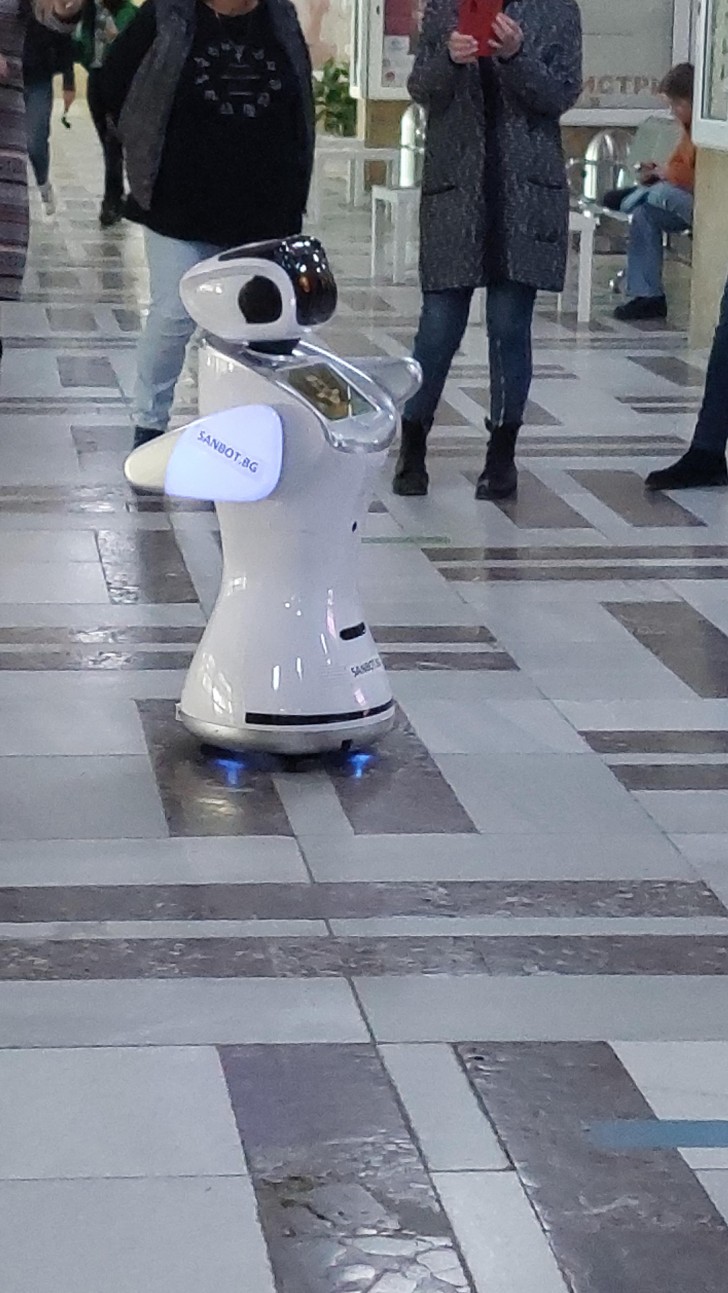 7. "Mijn universiteit heeft een schattig robotje gekocht. Elke keer als ik hem zie sta ik versteld"