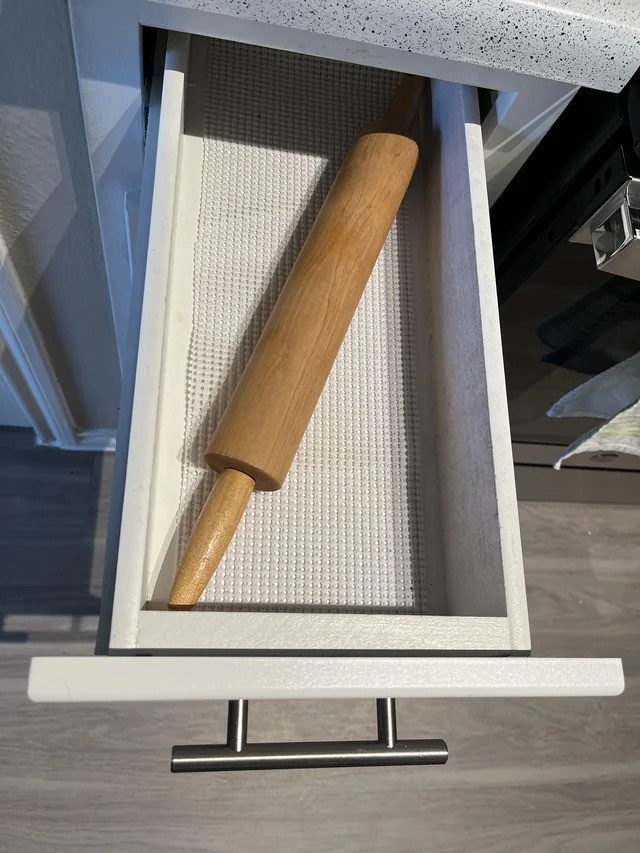 10. Le tiroir de la cuisine de la nouvelle maison ne fait pas bon ménage avec le vieux rouleau à pâtisserie