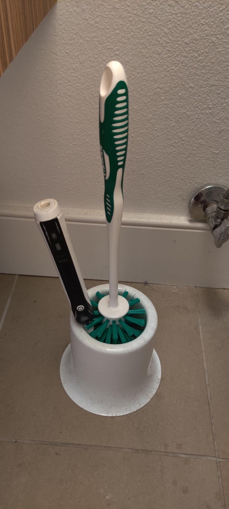 12. De tandenborstel in de toiletborstel...