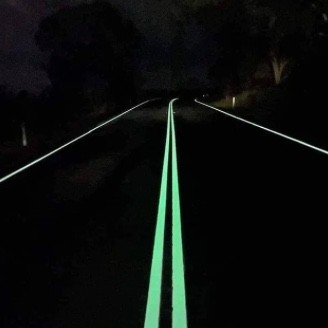 1. Une société australienne a réalisé des signaux routiers en réalisant des bandes phosphorescentes