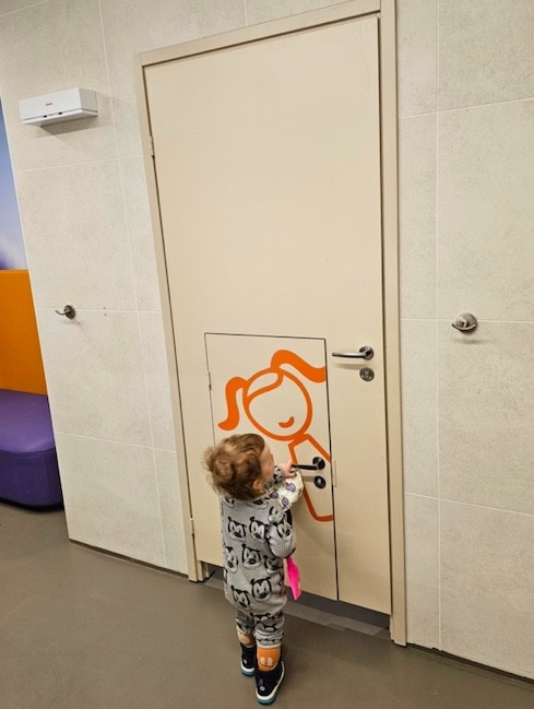 2. Une porte beaucoup plus petite pour les enfants : ils peuvent maintenant aller aux toilettes tout seuls