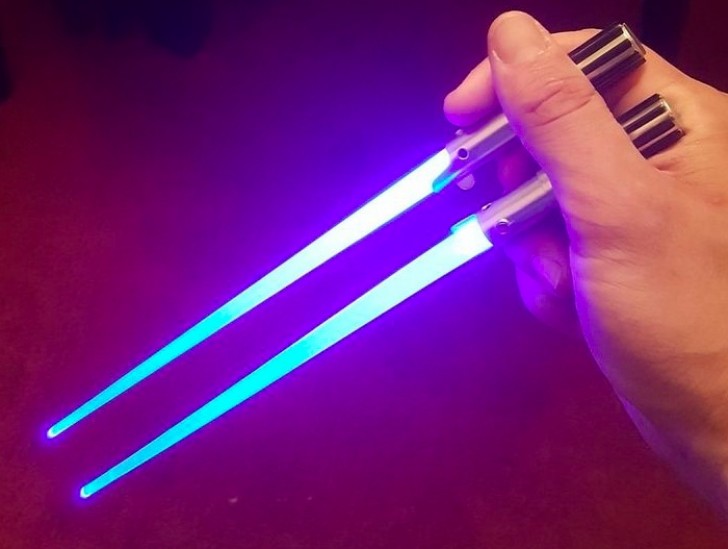 3. "Queste bacchette a forma di spada laser"
