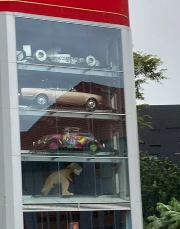 11. Im Fenster dieses Autohauses steht ein T-Rex