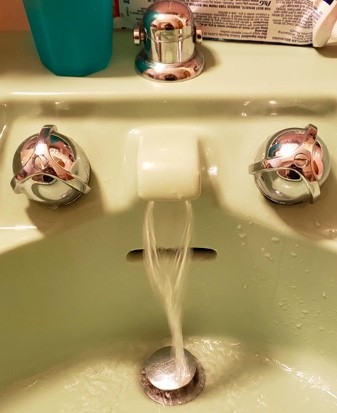 5. Vattenkranen i min mosters badrumshandfat ser ut som en rinnande näsa"
