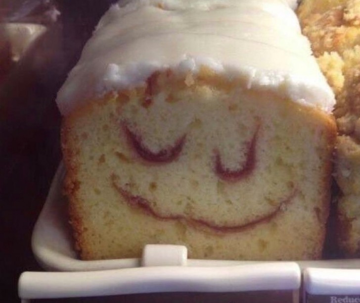 7. "Dieser Zitronenkuchen ist vielleicht schwer zu essen, weil er dich anlächelt".