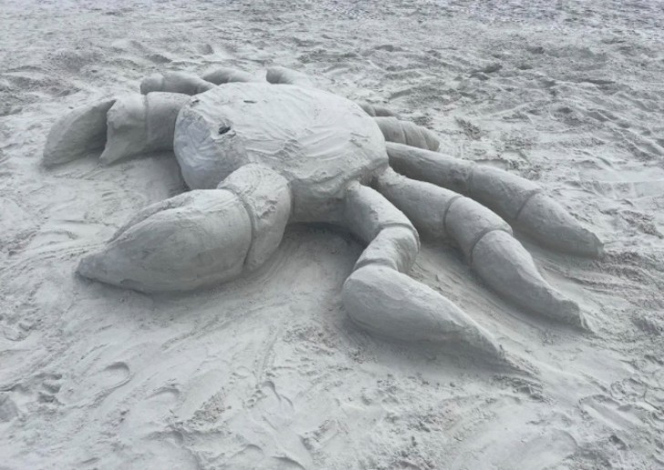 9. En skulptur med formen av en krabba på stranden: synd bara att den är gjord av sand och kommer lösas upp på kort tid.