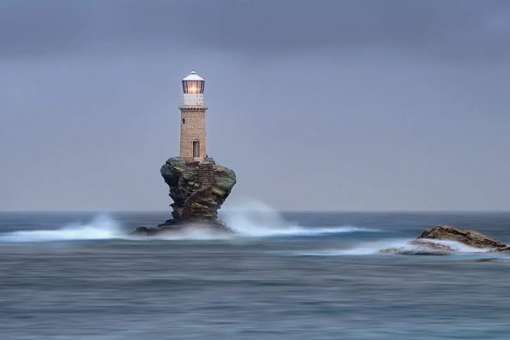 12. Ein Leuchtturm in der Mitte des Meeres