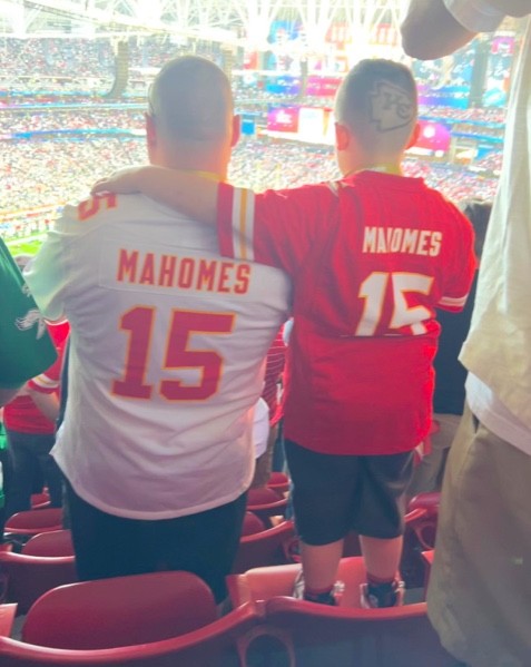 1. Vader en zoon delen hun passie: football