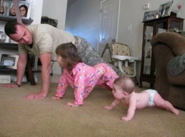 9. "I miei figli hanno deciso di mettersi a fare gli esercizi fisici insieme a me: adesso stiamo provando il plank"