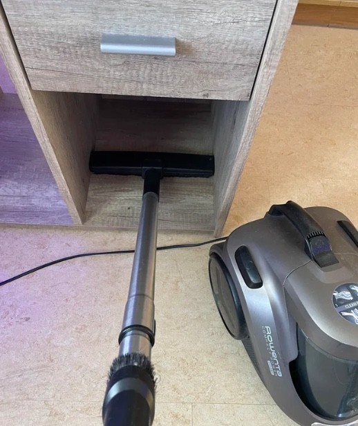 13. "L'étagère inférieure de mon bureau peut heureusement être facilement nettoyée à l'aide d'un aspirateur"