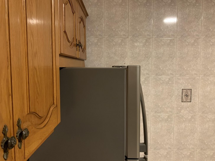 3. De nieuwe koelkast past perfect in de keuken