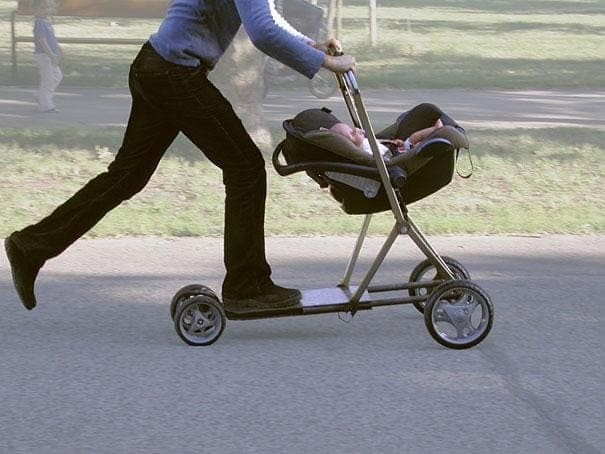 11. När du måste ta ditt barn på en promenad men vill skynda dig är det här ett bra knep!