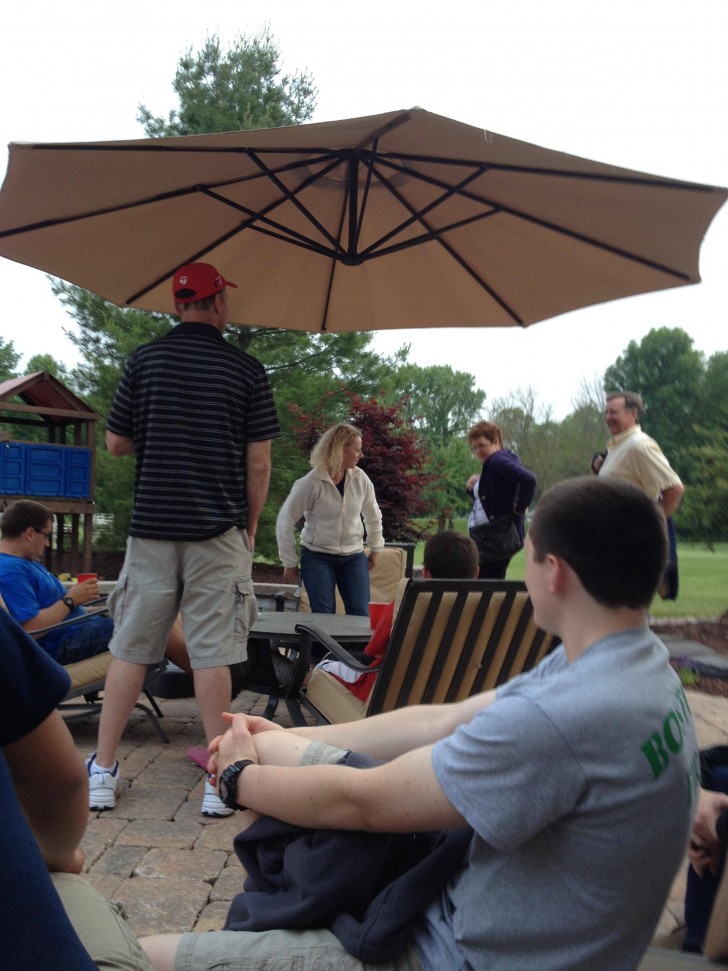 2. Ma quell'ombrellone sta fluttuando nel nulla...