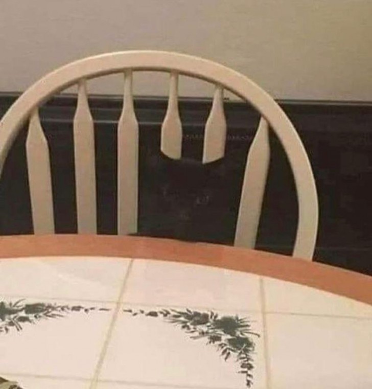 3. Ops si è rotta la sedia... o forse no?