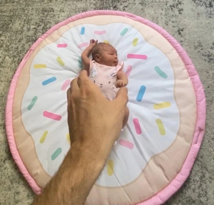 5. È la mano che è grande o la bimba piccola?