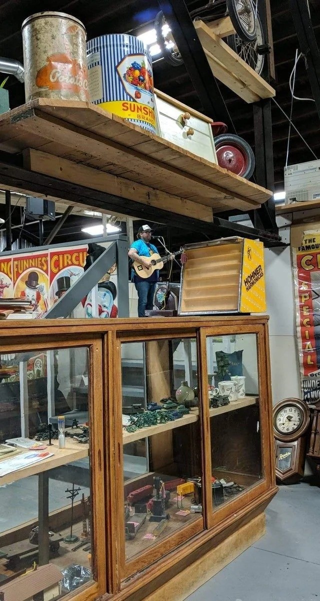 9. Secondo voi come fa a stare perfettamente in piedi su quello scaffale?