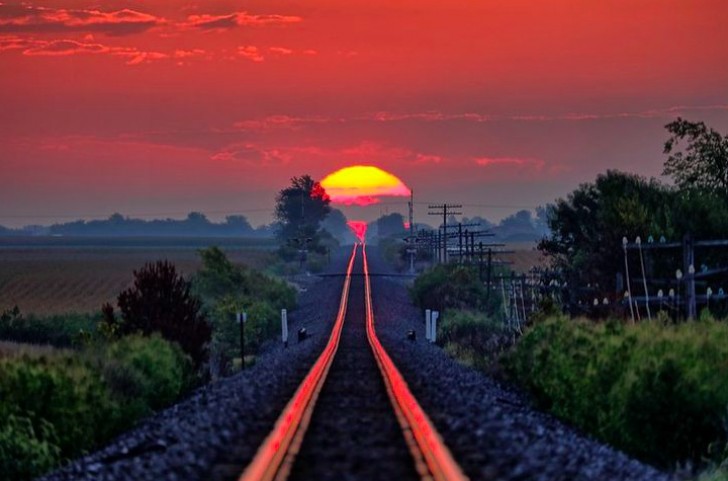 4. "Två gånger om året kan vi i Illinois se denna vackra soluppgång: en underbar reflektion från solen längs järnvägsspåret"