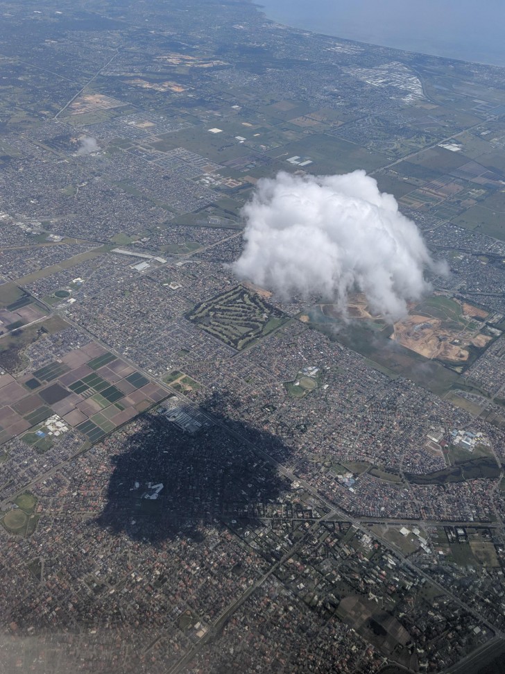 7. "Deze wolk is gefotografeerd tijdens een vlucht, misschien dwaalde hij door de lucht op zoek naar gezelschap"