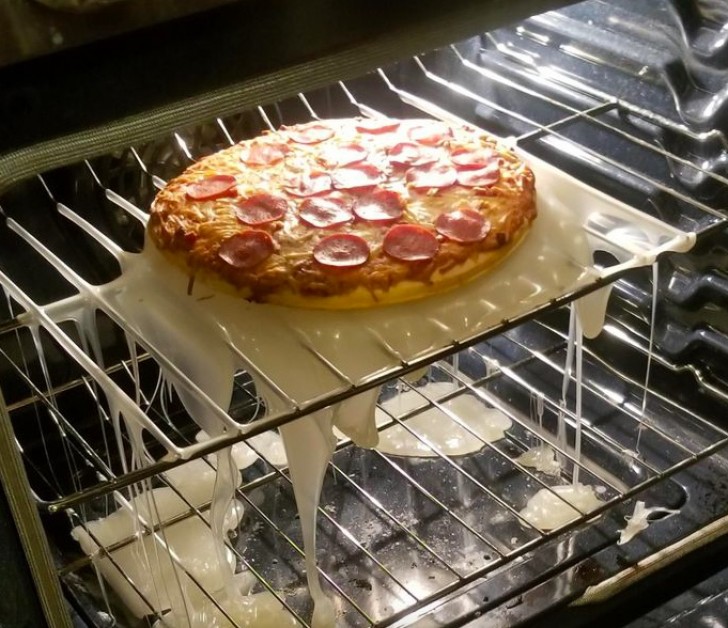 3. Pizzan placerades i ugnen på en form av plast