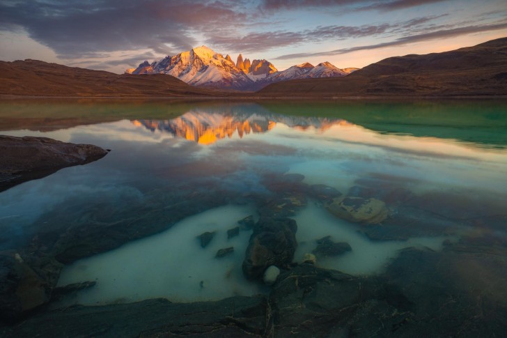 10. Le acque cristalline di un lago in Argentina: non solo si vede il fondale, ma viene riflesso anche il paesaggio