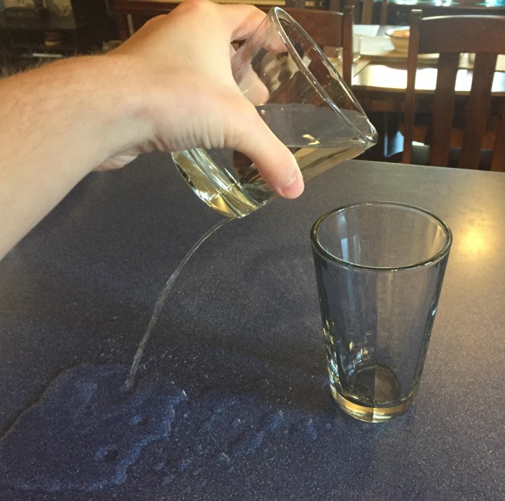 2. "Chaque fois que j'essaie de verser de l'eau d'un verre à l'autre"
